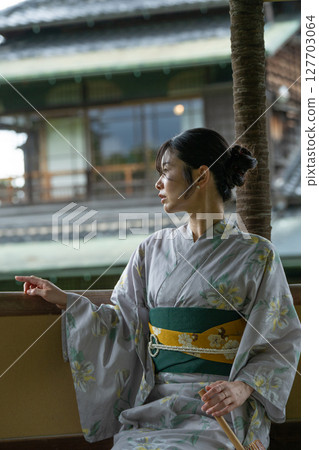 身穿日式浴衣的年輕女子 身穿日式浴衣的年輕女子 127703064