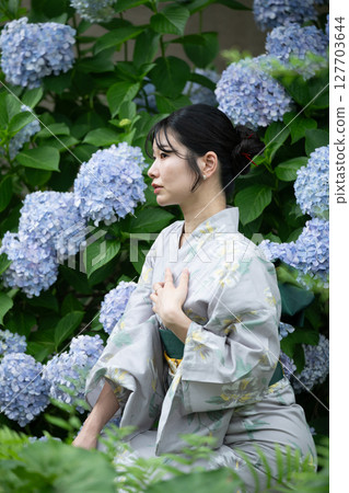 繡球花和穿著浴衣的年輕女子的背影 127703644