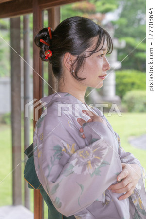 身穿日式浴衣的年輕女子 身穿日式浴衣的年輕女子 127703645