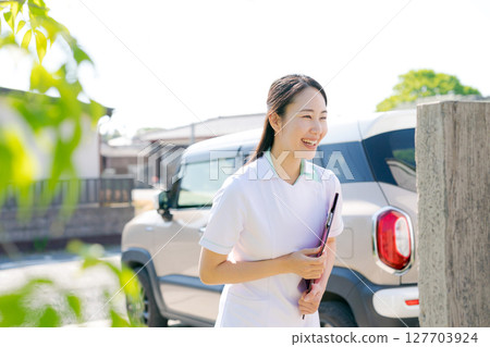 A female nurse who came to visit 127703924