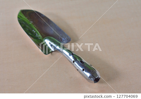 木板上的泥刀 127704069