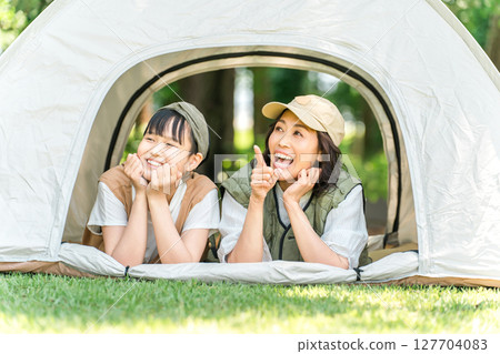 父母、母親和女兒在公園/露營地露營 127704083