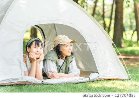 Parents, children, mothers and daughters day camping at a park or campsite Parents, children, mothers and daughters day camping at a park or campsite 127704085