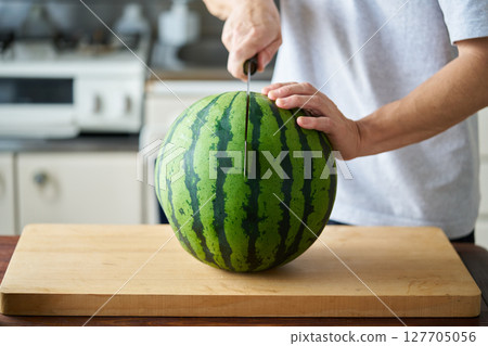 一名男子正在切西瓜 127705056