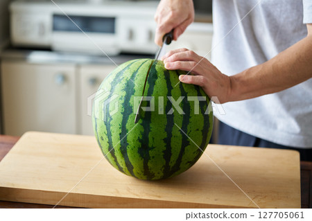 一名男子正在切西瓜 127705061