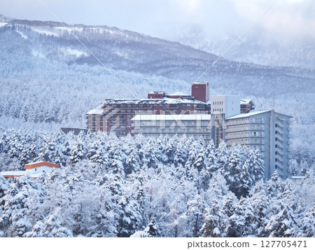 Kusatsu Onsen in winter: View from a hilltop 127705471