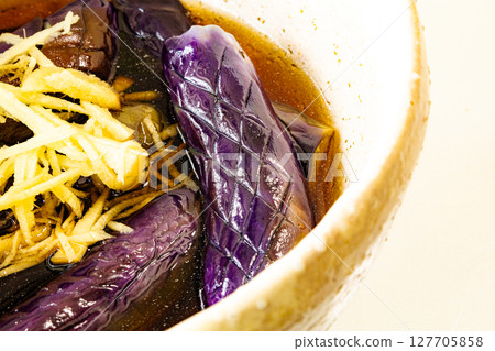 燉茄子，美味的夏季蔬菜 127705858