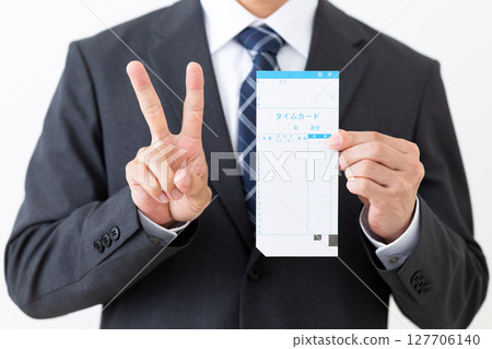 一位身著西裝的中年男性商人拿著考勤卡做出和平手勢 127706140