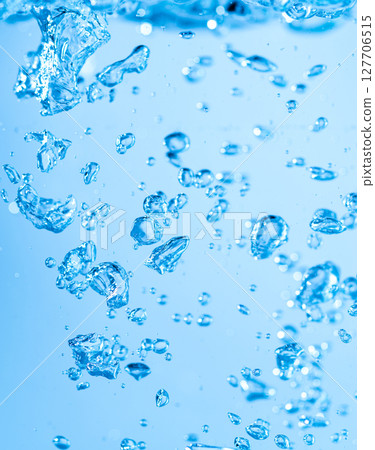 Pour water 127706515