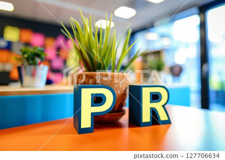 有 PR 信件的五顏六色的辦公室 127706634