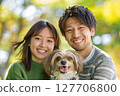 微笑的家人和他們心愛的狗狗一起度過快樂的時光 127706800