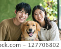 微笑的家人和他們心愛的狗狗一起度過快樂的時光 127706802