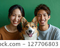 微笑的家人和他們心愛的狗狗一起度過快樂的時光 127706803