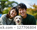 微笑的家人和他們心愛的狗狗一起度過快樂的時光 127706804