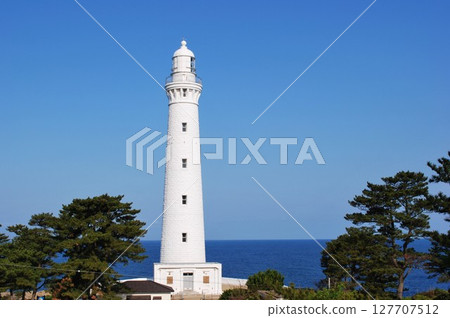 藍天映襯下格外醒目的白色燈塔：出雲日禦碕燈檯 127707512