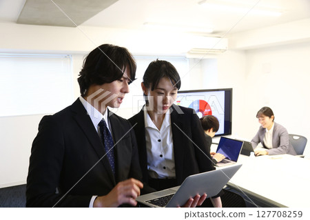 在會議室開會的商務人士 127708259