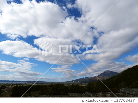 The white clouds spread majestically across the blue autumn sky, and their combination with Mt. Bandai is impressive and beautiful. The white clouds spread majestically across the blue autumn sky, and their combination with Mt. Bandai is impressive and beautiful. 127708437