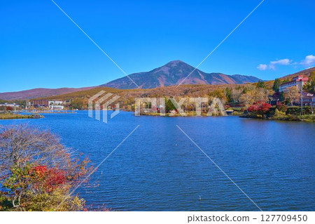 長野縣白樺湖(國道152號線)東側的秋景(蓼科山、池之平神社鳥居等) 長野縣白樺湖(國道152號線)東側的秋景(蓼科山、池之平神社鳥居等) 127709450