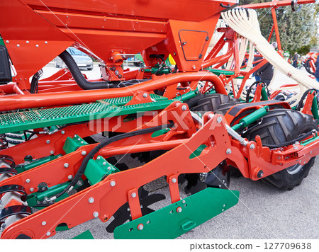 Trailed hydraulic folding drill with discs of agricultural machine Trailed hydraulic folding drill with discs of agricultural machine 127709638