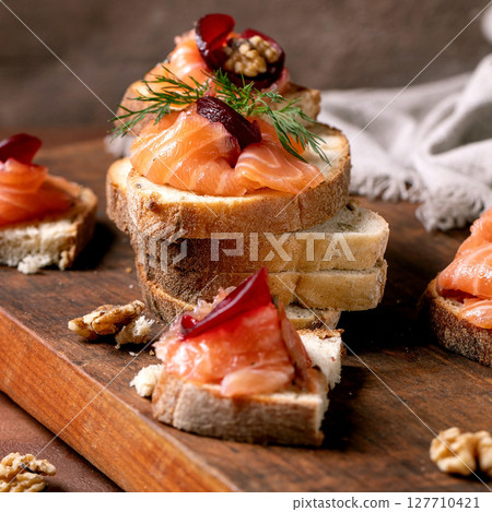 Sliced salted salmon fillet 127710421