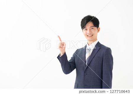 西裝男人指著 127710643
