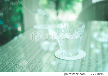 Cool and retro-inspired cold drinks 127710965