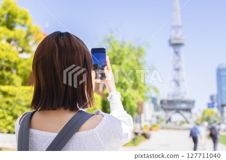 A woman to take with a smartphone 127711040