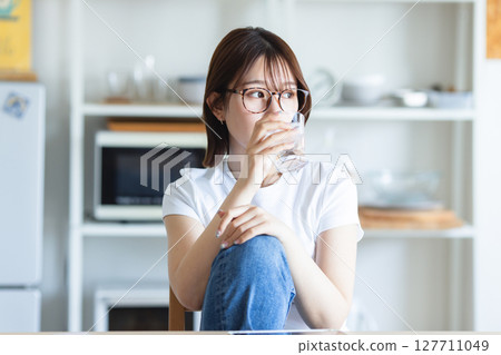 一個女人在廚房喝水 127711049