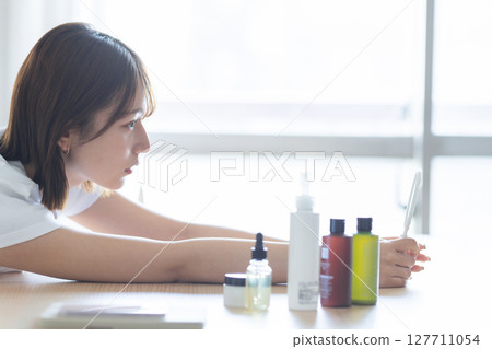 一個女人看著鏡子困擾著 127711054