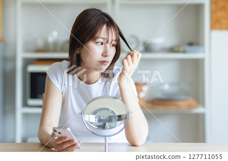 女性患有頭髮受損 127711055