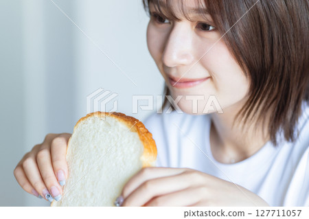 A woman eating breakfast　 127711057