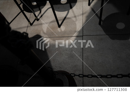 露臺椅的陰影 127711308