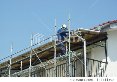 更換和修復屋簷上的雨水槽 更換和修復屋簷上的雨水槽 127711398