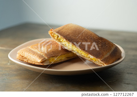 帶有煎蛋的熱三明治(庫存照片) 帶有煎蛋的熱三明治(庫存照片) 127712267