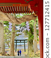 Torii and couple 127712415