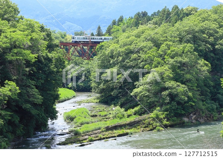 秩父鐵道「荒川與橫瀨川交會處的岩床」初夏的山景 127712515