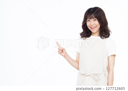 舉食指的主婦 127712605