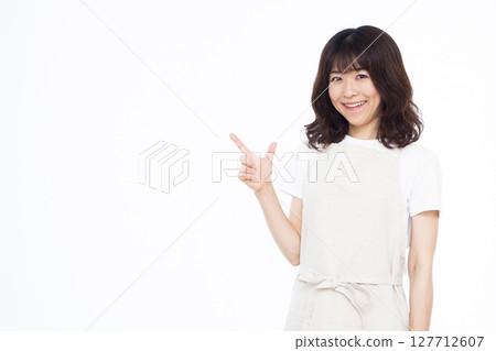 Housewife raising index finger Housewife raising index finger 127712607
