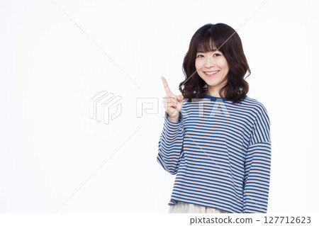 指著手指的女人 127712623