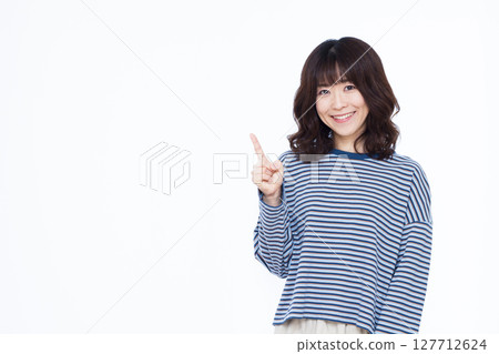 指著手指的女人 127712624