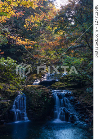 Autumn in Nabari, Mie Prefecture: Autumn leaves at Akame 48 Waterfalls, Niitandaki Waterfall (Akame Five Waterfalls) Autumn in Nabari, Mie Prefecture: Autumn leaves at Akame 48 Waterfalls, Niitandaki Waterfall (Akame Five Waterfalls) 127712696