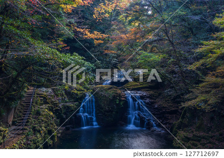 Autumn in Nabari, Mie Prefecture: Autumn leaves at Akame 48 Waterfalls, Niitandaki Waterfall (Akame Five Waterfalls) Autumn in Nabari, Mie Prefecture: Autumn leaves at Akame 48 Waterfalls, Niitandaki Waterfall (Akame Five Waterfalls) 127712697