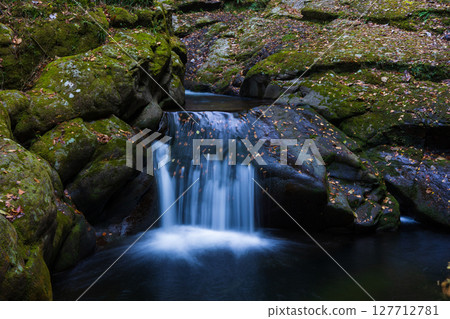 Autumn in Nabari, Mie Prefecture: Akame Shijuhachi Falls and Yinyo Falls with autumn leaves 127712781