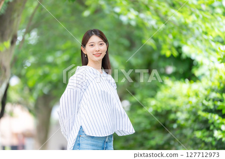 女人,新綠,公園 女人,新綠,公園 127712973