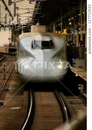 本州至九州的主幹線【山陽、九州新幹線】N700A系列～新大阪站 127713033