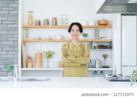 中年婦女在廚房大笑 127713073