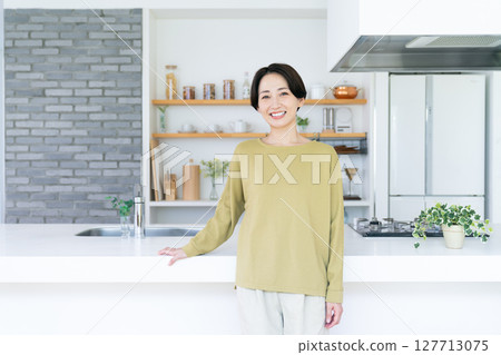 中年婦女在廚房大笑 127713075