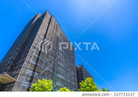 日本橫濱城市景觀。公寓大樓的維修、檢查、鷹架、防護網等。網路外有衛星天線… 日本橫濱城市景觀。公寓大樓的維修、檢查、鷹架、防護網等。網路外有衛星天線… 127713137