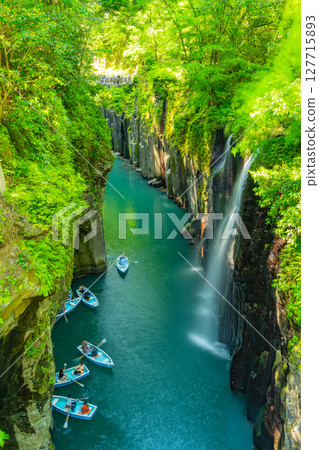 (Miyazaki Prefecture) Takachiho Gorge, Manai Falls, people boating (Miyazaki Prefecture) Takachiho Gorge, Manai Falls, people boating 127715893