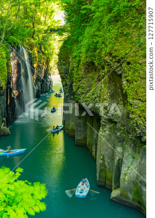 (Miyazaki Prefecture) Takachiho Gorge, Manai Falls, people boating 127715907